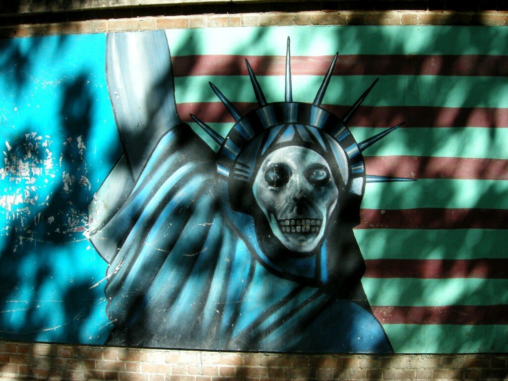 Malunki na murach dawnej ambasady USA